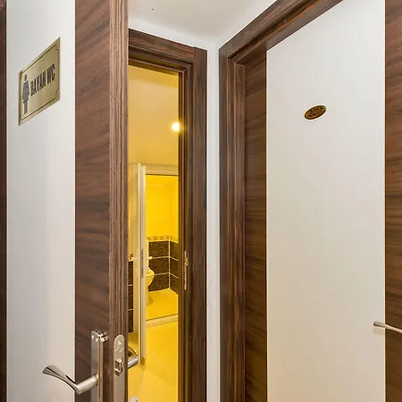 Paradise Airport Hotel 3*